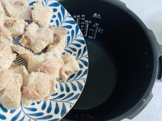 12、茶树菇排骨汤,排骨倒入电压力锅内胆