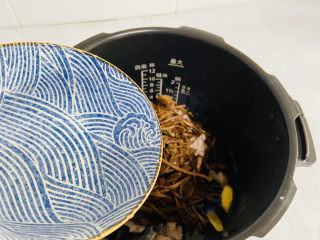 17、茶树菇排骨汤,倒入热水