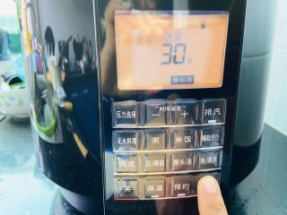 19、茶树菇排骨汤,摁骨头汤功能键开启煲汤模式约30分钟