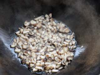 3、菌汤面条 看得见的香菇 尝得到的鲜美 这才是真正的菌汤,可以先加一点点盐，香菇炒软之后水分就开始析出，菌类的那种香味也开始越来越浓。