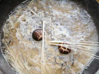 5、菌汤面条 看得见的香菇 尝得到的鲜美 这才是真正的菌汤,打开锅盖，大火保持沸腾，把面条下入，用筷子搅散。