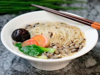 9、菌汤面条 看得见的香菇 尝得到的鲜美 这才是真正的菌汤,简简单单却又滋味悠长。