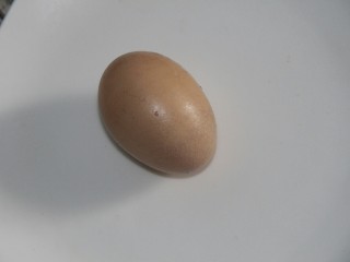 1、快手早餐鸡蛋火腿三明治,准备一个鸡蛋