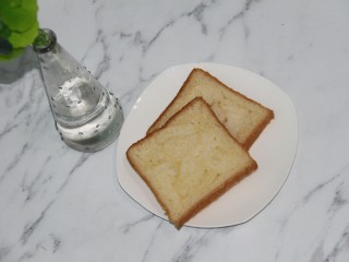 2、快手早餐鸡蛋火腿三明治,两片土司