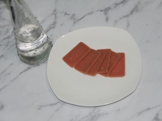 4、快手早餐鸡蛋火腿三明治,火腿切六片