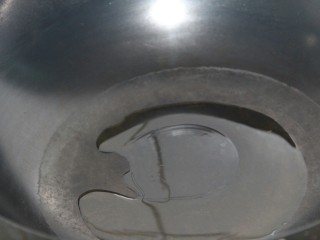 5、快手早餐鸡蛋火腿三明治,锅内热油