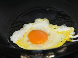 6、快手早餐鸡蛋火腿三明治,打一个鸡蛋煎