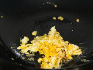 7、快手早餐鸡蛋火腿三明治,不要整蛋，把鸡蛋煎碎