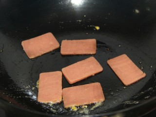 8、快手早餐鸡蛋火腿三明治,剩下的油，把火腿放入煎一下