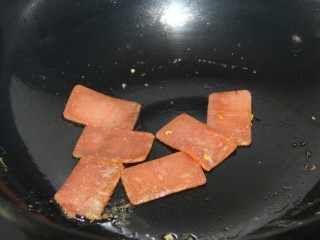 9、快手早餐鸡蛋火腿三明治,煎至两面都变红