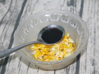 10、快手早餐鸡蛋火腿三明治,鸡蛋放入一小勺酱油