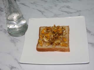 12、快手早餐鸡蛋火腿三明治,把鸡蛋摆到土司上