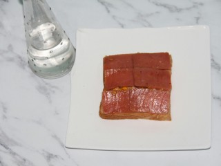 13、快手早餐鸡蛋火腿三明治,再铺上煎好的火腿