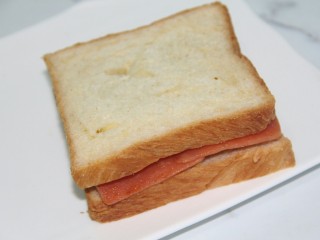 14、快手早餐鸡蛋火腿三明治,再盖上另一片土司