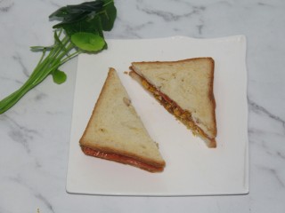 15、快手早餐鸡蛋火腿三明治,用刀切开