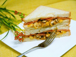 16、快手早餐鸡蛋火腿三明治,好了，可以开餐了，是不是很简单？