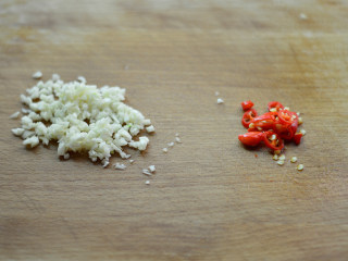 3、凉拌莴笋叶,蒜头、小米辣切丁