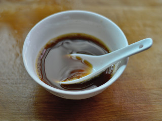 4、凉拌莴笋叶,酱油、淀粉、水调和成酱汁待用