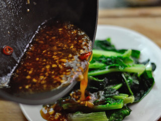 11、凉拌莴笋叶,倒入莴笋叶碗中