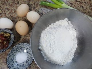 1、五分钟快手早餐~葱花鸡蛋饼,1．准备好所需材料的用量，手熟后就不用称量了，随意拈来哦。