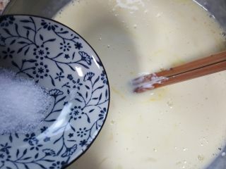 4、五分钟快手早餐~葱花鸡蛋饼,4．加入咸盐进行调味，盐的量根据自己的口味适量增减。