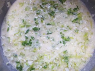 5、五分钟快手早餐~葱花鸡蛋饼,5．加入切好的葱花碎，拌匀。