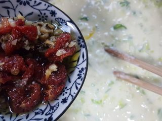 6、五分钟快手早餐~葱花鸡蛋饼,6．最后放入油渍番茄干，或者是香肠和蔬菜碎都可以。（营养要全面哦）