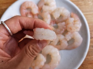 1、虾仁蒸蛋羹,将鲜虾剥壳开背去虾线。