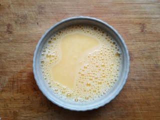 7、虾仁蒸蛋羹,一边加水一边搅拌均匀。注意蛋液与水的比例为1:1~1.5，水少了蛋羹太老，水过多的话会不成形。