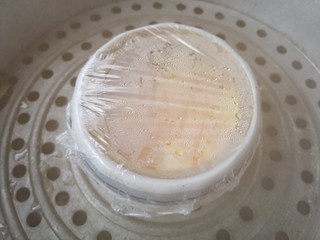 11、虾仁蒸蛋羹,盖上保鲜膜，再蒸五分钟。