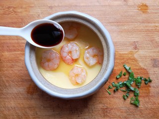 13、虾仁蒸蛋羹,再加入适量的味极鲜酱油（生抽）调味。