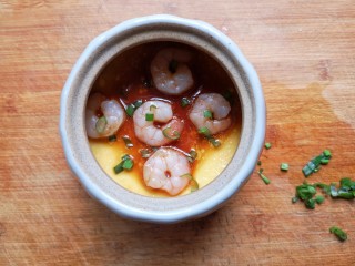 14、虾仁蒸蛋羹,最后撒上一点葱绿。