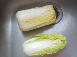 2、豆腐丸子汤,娃娃菜两小颗洗干净。