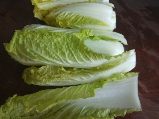 3、豆腐丸子汤,习惯切开一片片洗干净切段。