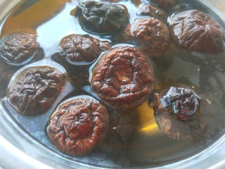 4、豆腐丸子汤,香菇提前泡发。