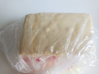 5、豆腐丸子汤,豆腐切成小块。