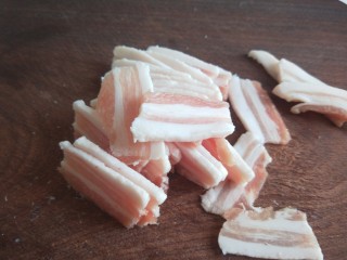 6、豆腐丸子汤,五花肉切片。