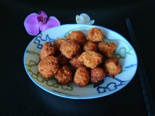 7、豆腐丸子汤,提前炸制的萝卜丝丸子用一半。