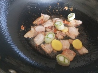 8、豆腐丸子汤,炒干五花肉放葱姜蒜炒香。