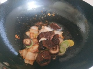 9、豆腐丸子汤,加入香菇炒均匀。