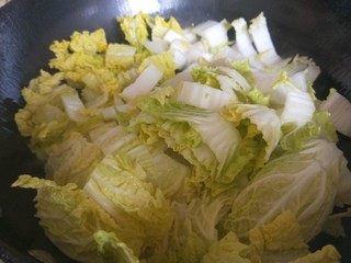 10、豆腐丸子汤,倒入丸子白菜。