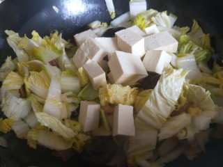 11、豆腐丸子汤,倒入豆腐。