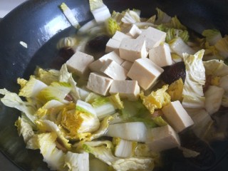 12、豆腐丸子汤,加入适量水烧开。