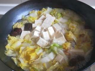 13、豆腐丸子汤,白菜煮软翻均匀。