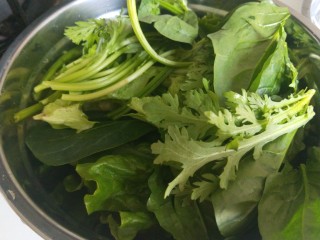 14、豆腐丸子汤,放入绿叶菜。