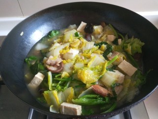 15、豆腐丸子汤,加入适量油，鸡精。