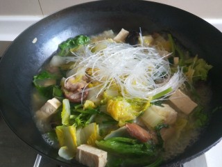 16、豆腐丸子汤,加入粉丝。