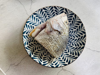 1、豆腐鱼头汤.,处理干净的鱼头