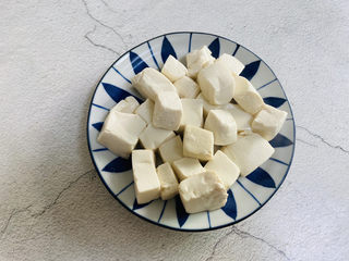 2、豆腐鱼头汤.,豆腐冲洗一下切小块