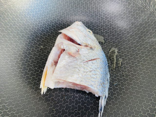 6、豆腐鱼头汤.,放入鱼头中小火煎片刻